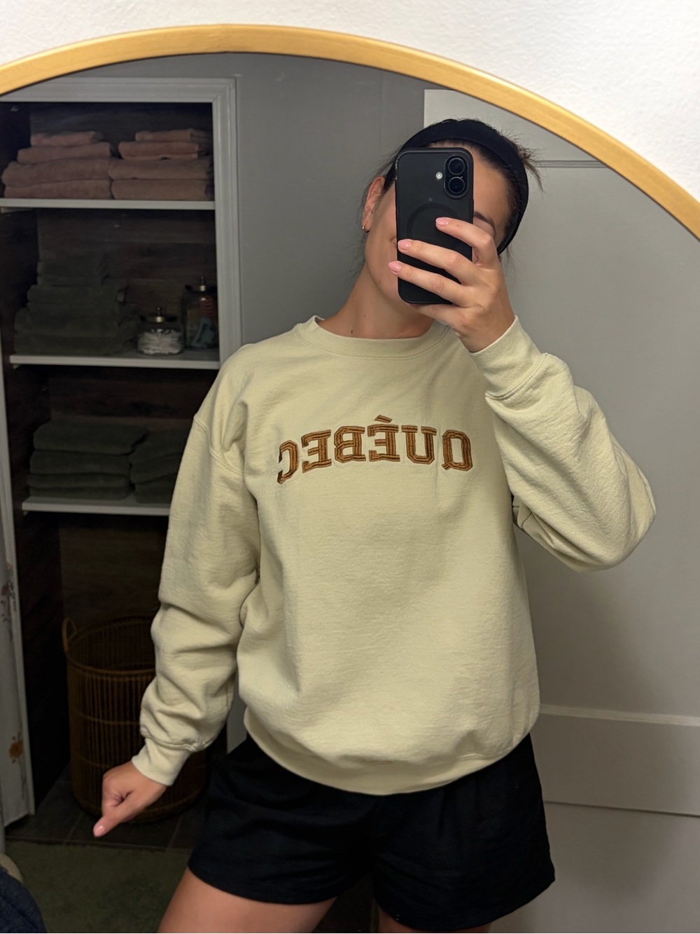 Embroidered Quebec crewneck